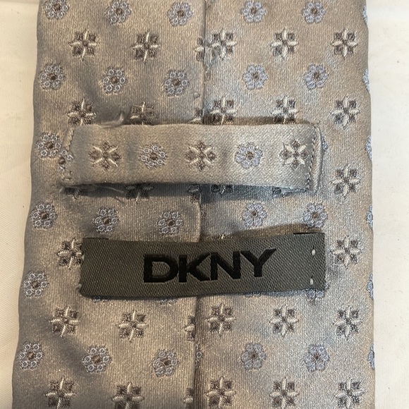 DKNY SILVER AMD BLUE MEN’s tie 60”L x 3.5” W - Picture 3 of 4